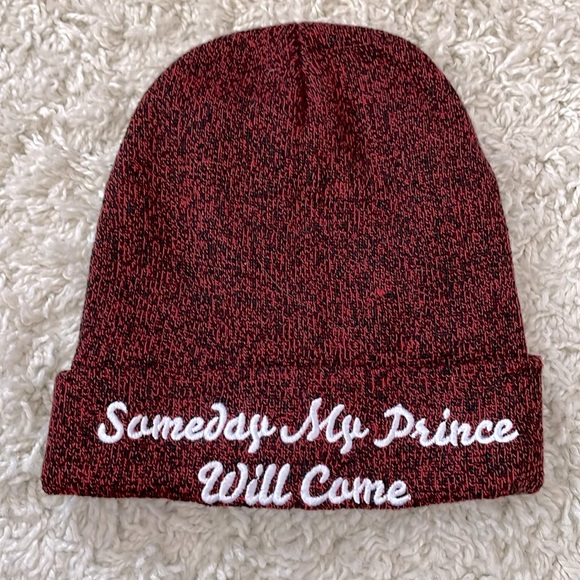 Heathered Red, Hot Topic Graphic Snow White Beanie - Picture 1 of 3